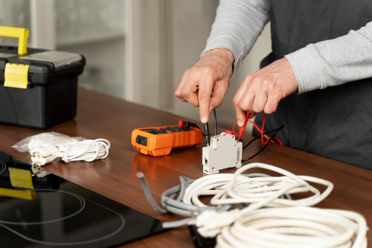 Jak poprowadzić instalację elektryczną w domku drewnianym?